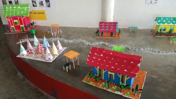 Les maisons de type "créole", à gauche les tipis.